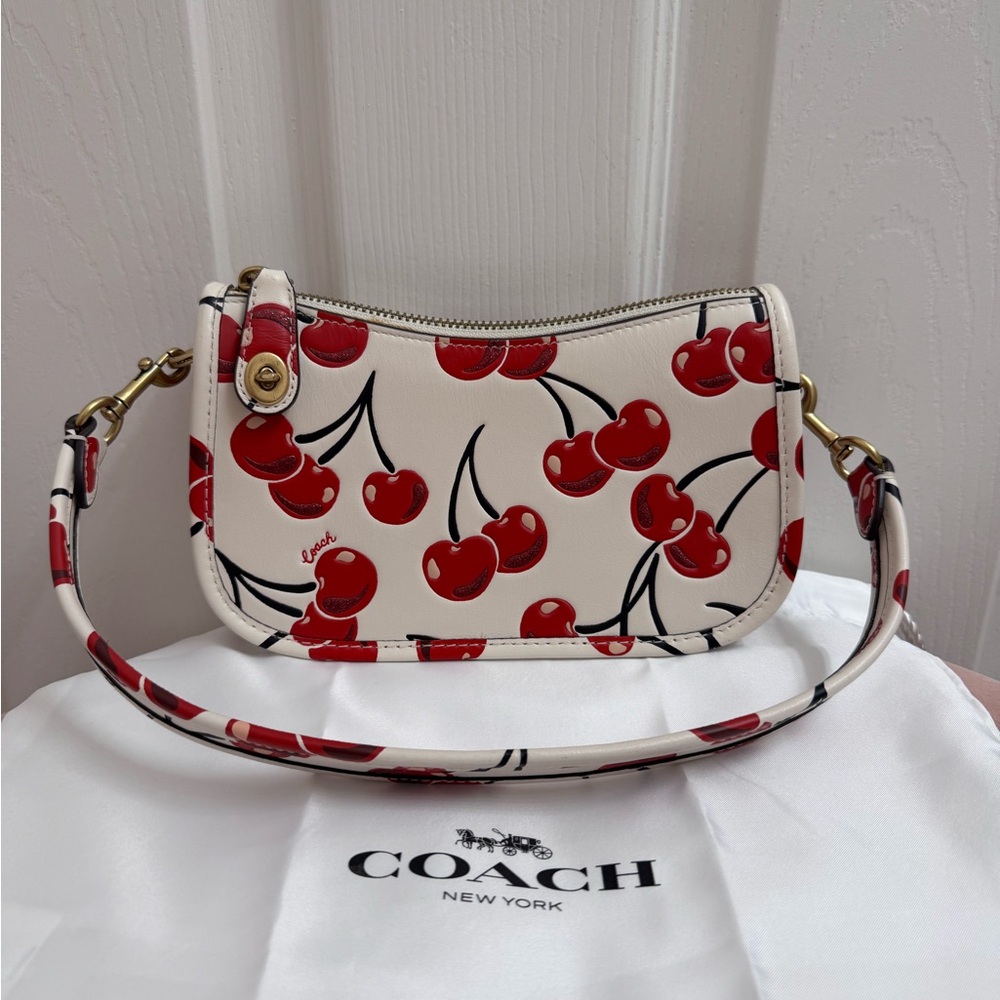 Coach Swinger 20 in Cherry Print